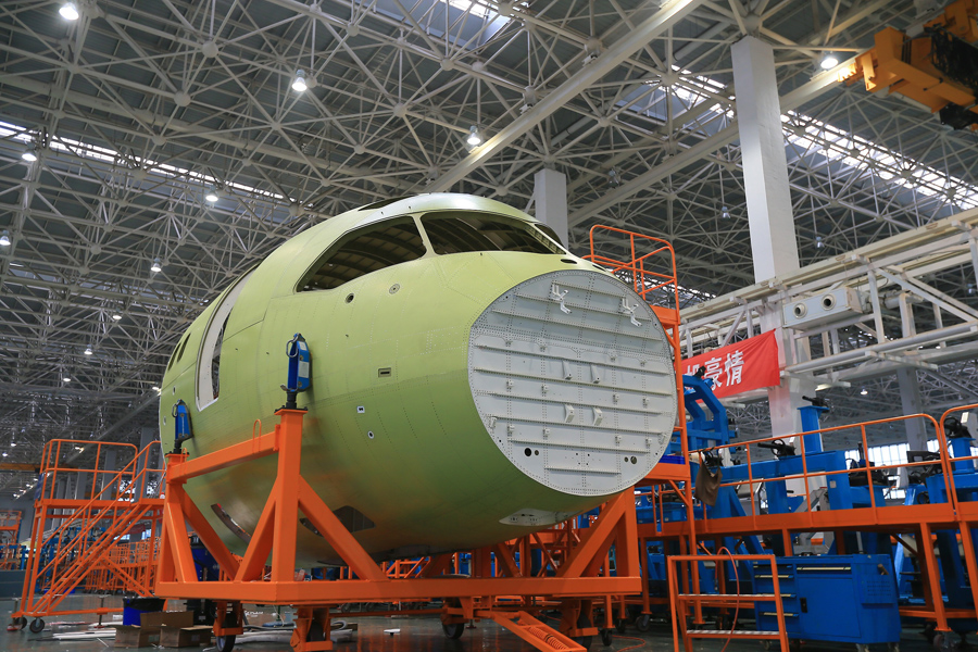 C919客机的机头设计采用了一些新技术,尤其是它的机首驾驶舱挡风玻璃采用的减阻外形设计水平接近波音最新型的波音787客机,因此这个机头部件成为了研制过程中的标志性产品。此外,C919客机的直接竞争对手包括波音737MAX和空客A320NEO等最新型客机,与它们相比,C919采用的新型减阻技术理论上将可带来节油等优势,而这一优势的重点之一就是机头的减阻设计。因此在C919飞机研制过程中,商飞和成飞民机公司也多次发布相关新闻。 图为2014年7月31日,C919首架机机头部段在成都下线。