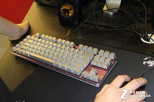 雷神新机械键盘亮相台北电脑展 无边框设计