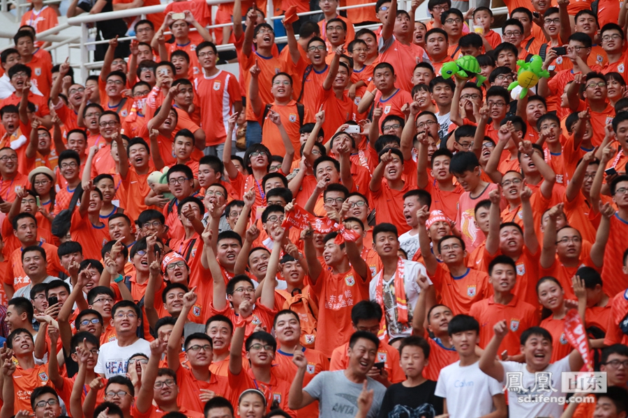 2014年8月23日鲁能主场对阵北京国安，这场比赛创造了鲁能主场本赛季上座率的新高，45000多名球迷把鲁能大球场装扮成了橘红色花海，来自全省各地的球迷协会以及海外球迷把那场比赛当作是了一场球迷盛大的狂欢节。  徐峥/摄