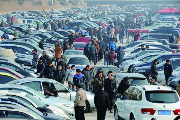 李村大集的二手车市场人来人往