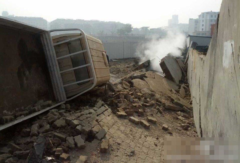 现场:爆炸致路面形成大沟 一辆重卡被掀翻(图)