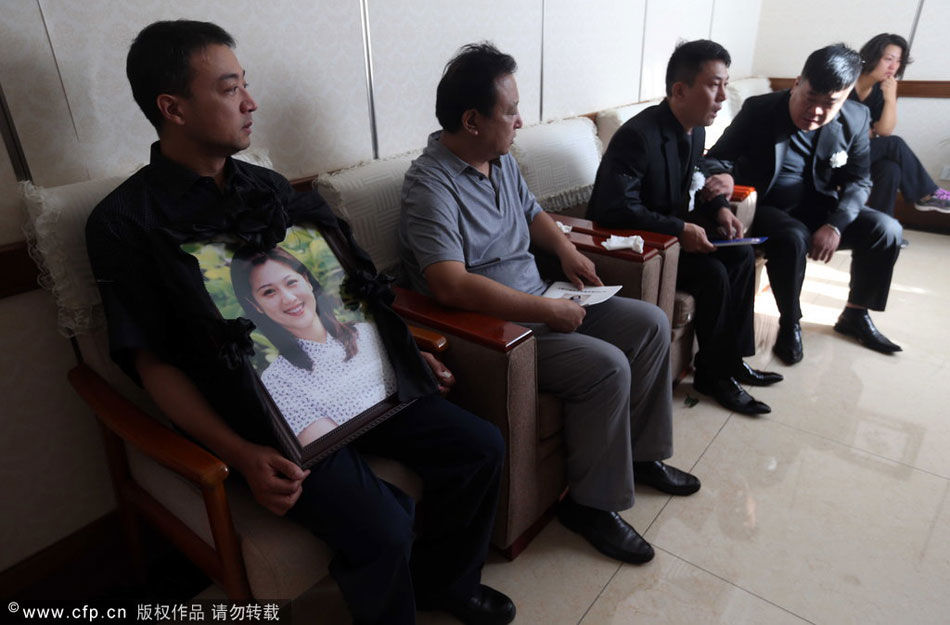 <em>央视女主播</em>王欢<em>老公</em>出席追悼会照片[高清大图