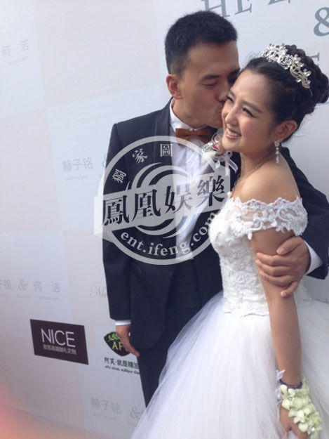 2013年9月12日，北京，何洁、赫子铭举办婚礼。新人接受媒体的采访，两人甜蜜亲吻。