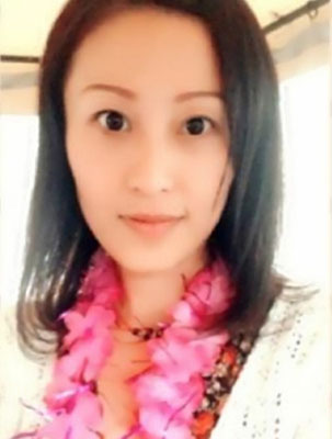 近日,知名博主南唐遗少曝光了一组38岁杨子漂亮妻子和靓丽女儿的近照