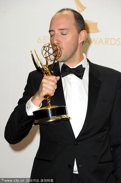当地时间9月22日，美国电视艾美奖颁奖典礼后台，众得奖人与观众媒体分享喜悦。图为喜剧类最佳男配角托尼-海尔亲吻奖杯。