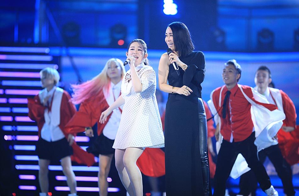 10月7日，《中国好声音》第二季总决赛举行，四位导师与众学员激情开唱。图为那英与学员萱萱。