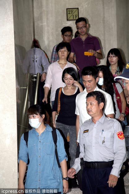 2013年10月11日，台北，小S上午10时38分抵达法院检察署，以证人身分应讯，现场大批媒体围堵，让她寸步难行；小S仅简短表示：“谢谢大家关心，本案尚在侦查中，我不方便说什么。”
