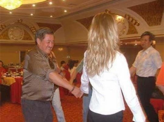 赵本山与妙龄女搂腰跳舞旧照曝光(图)