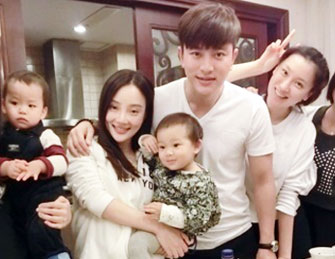 李小璐携爱女为贾乃亮庆生
