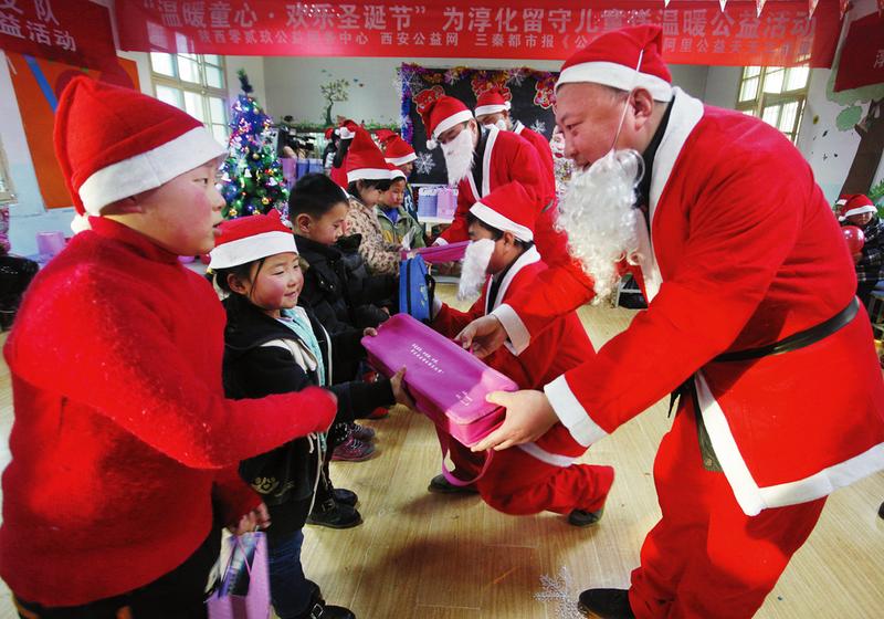 暖心闻: 百名留守儿童圣诞节前收到圣诞礼物