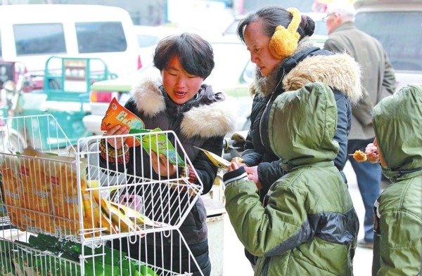 郑<em>19岁</em>女生带植物人妈妈上学 满头<em>白发</em>(图)_河