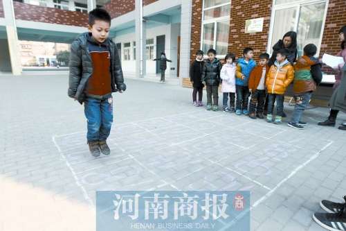 郑州一小学期末考试玩跳格子考体育、数学