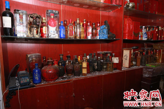 男子经营烟酒店突发大火损失几十万 物业介入