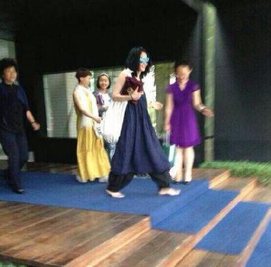 王菲戴蓝墨镜　网友调侃“科学怪人”(图)