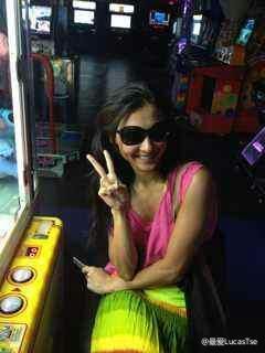 张柏芝6岁儿子秀签名玩偶 粉丝争相购买(图)