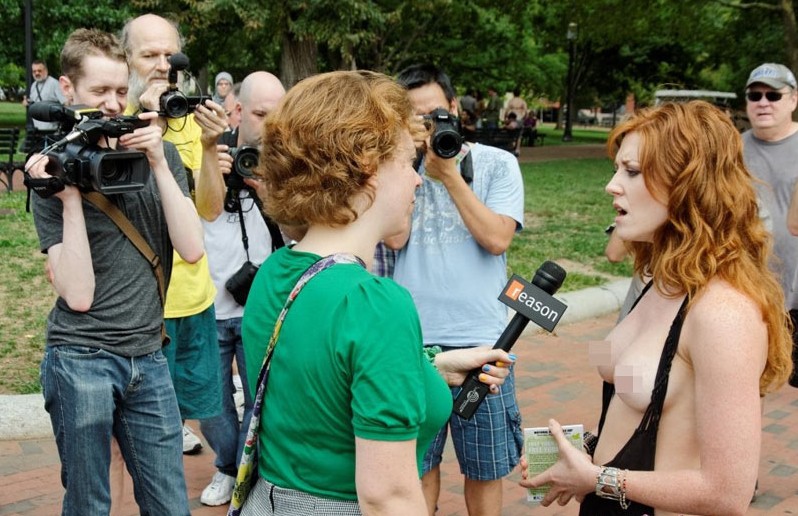 美国洛杉矶威尼斯海滩<em>女性</em>无<em>胸罩</em>游行 望在海