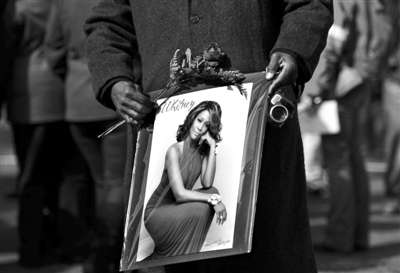 惠特尼-休斯顿周六举行葬礼《保镖》男主角前