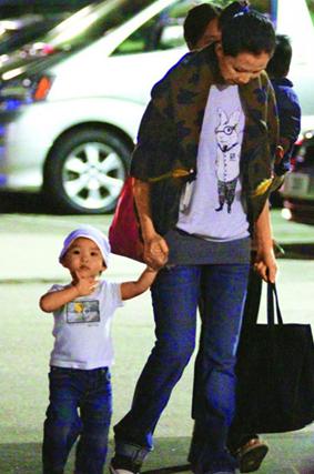 蔡少芬爱女变潮童 一家三口为洪欣陈法蓉贺寿