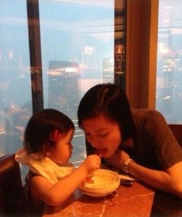 林熙蕾爱女喂妈妈吃饭 母女互动温馨有爱(图)