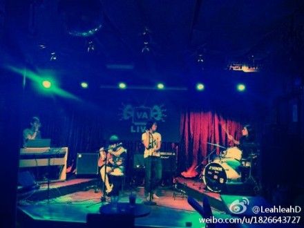 王菲女儿窦靖童玩乐队气场足 网友：基因好(图)