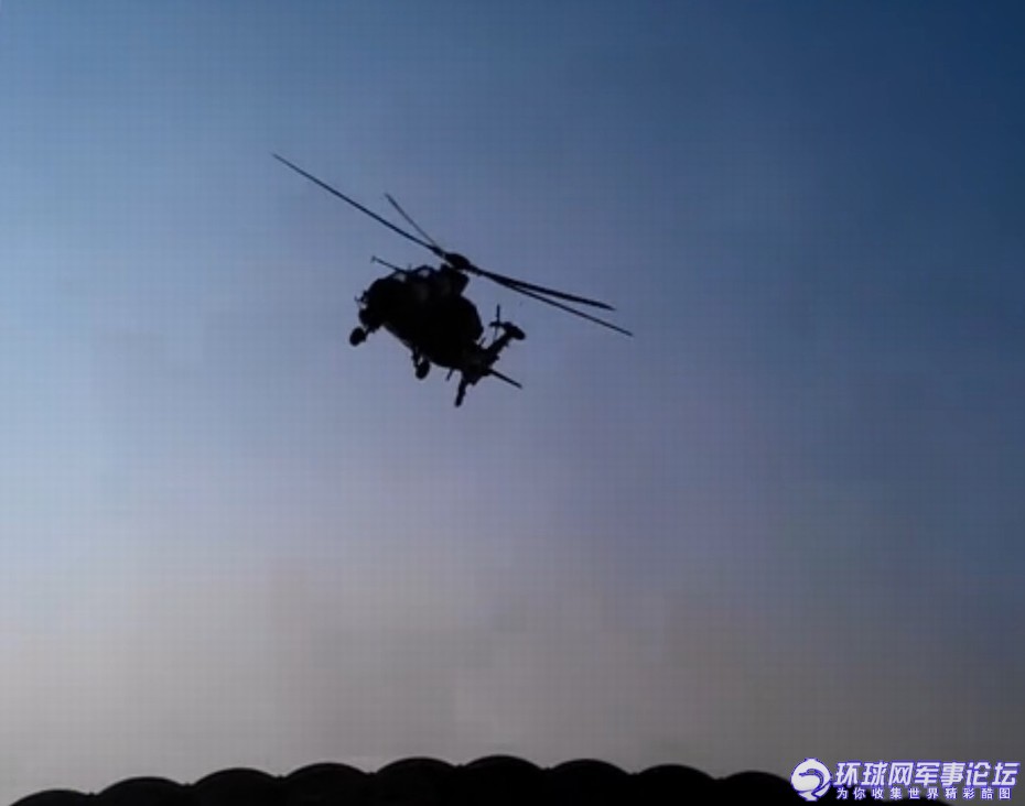 中国武直-10武装直升机低空盘旋 展现优秀机动