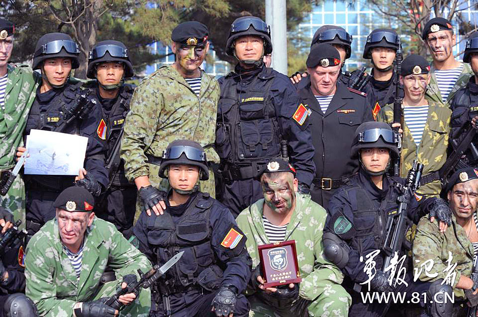 俄罗斯太平洋舰队旗舰升起五星红旗 庆祝中国海军节