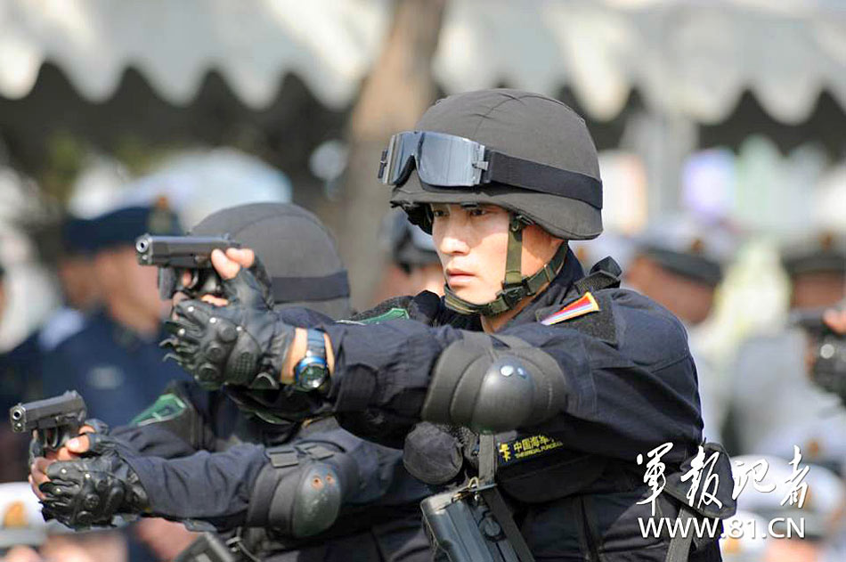 俄罗斯太平洋舰队旗舰升起五星红旗 庆祝中国海军节