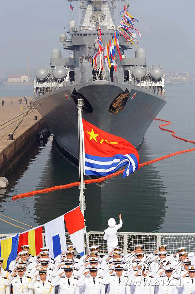 罗斯太平洋舰队旗舰升起五星红旗 庆祝中国海军节