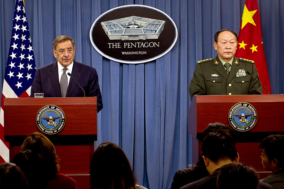 梁光烈到访五角大楼 美国防长帕内塔出门迎接