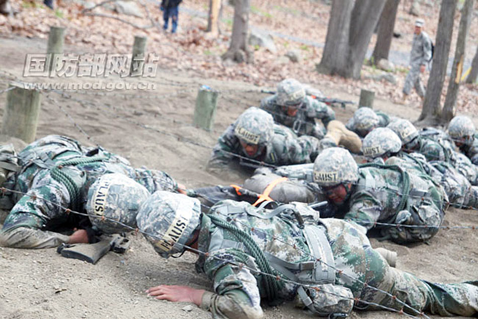 解放军<em>军校生</em>混搭中美军服装备参加西点军校比