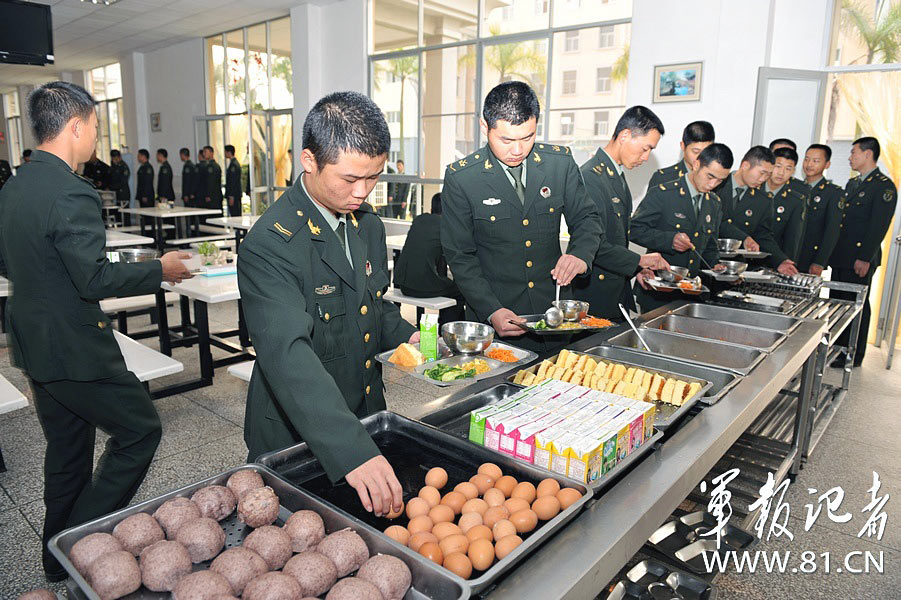 解放军制定6菜1汤标准餐 配发食品安全检测设备