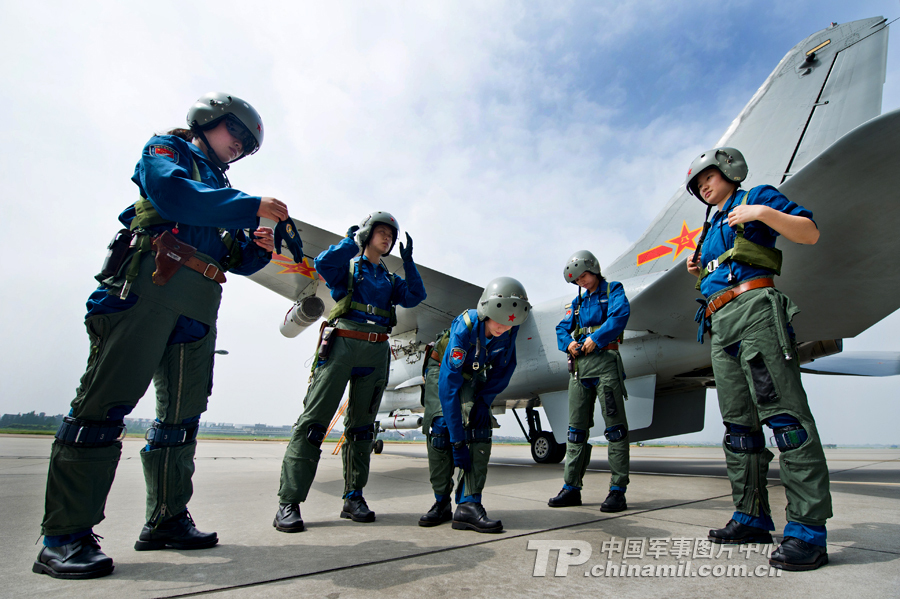<em>中国空军</em>首批女战斗机飞行员驾驶飞豹突防_
