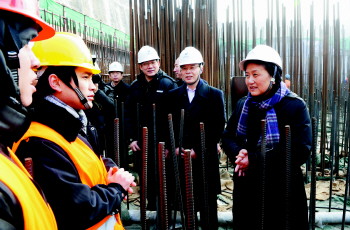 1月13日,中共中央政治局委员、国务委员刘延东到荣成石岛湾高温气冷堆核电站示范工程工地调研。