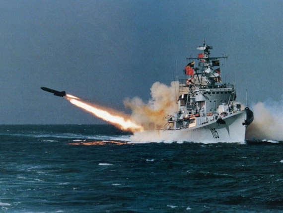 资料图:中国海军舰艇发射导弹.