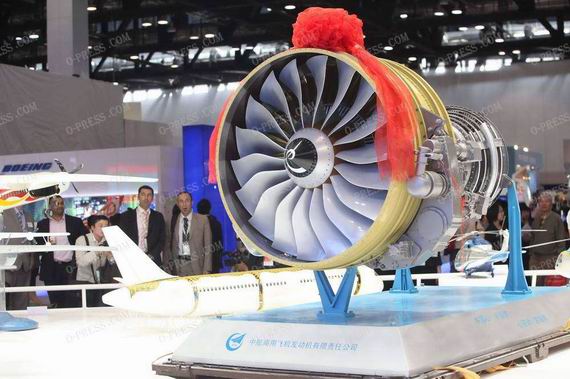 原文配图:国产长江-1000A发动机模型。