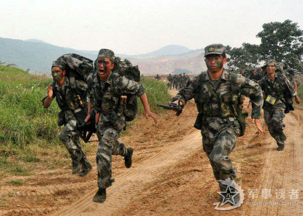 中国陆军新型单兵武器装备部队 战士称"带劲"