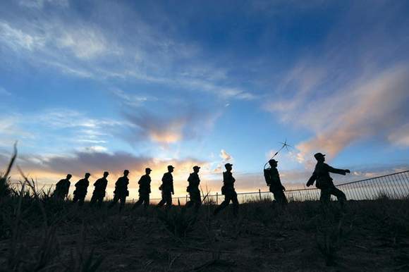 官兵在巡逻执勤。