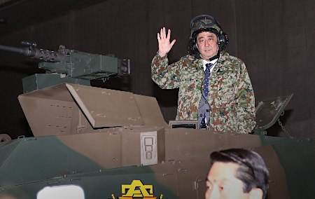 資料圖：安倍身穿迷彩服頭戴鋼盔登上戰車的行為在網絡上引起各種非議。