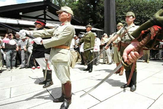 資料圖：日本右翼分子身穿二戰(zhàn)軍服為戰(zhàn)犯招魂。