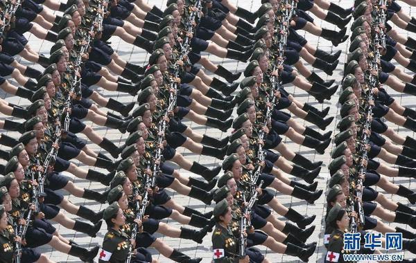 7月27日，朝鲜在平壤金日成广场举行阅兵式，庆祝朝鲜战争停战60周年。朝鲜最高领导人金正恩和朝鲜党政军领导人出席。这是女兵方阵在阅兵式上接受检阅（7月27日摄）。 新华社记者张利摄 …