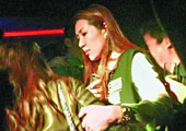 实拍：赌王女儿与众富二代夜店寻欢