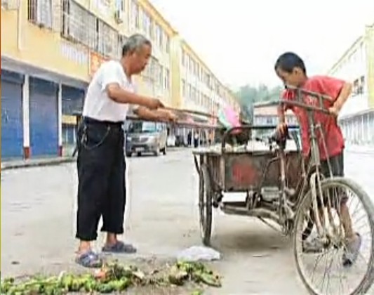 永城近7旬退休教师义务扫地13年 用坏40把扫