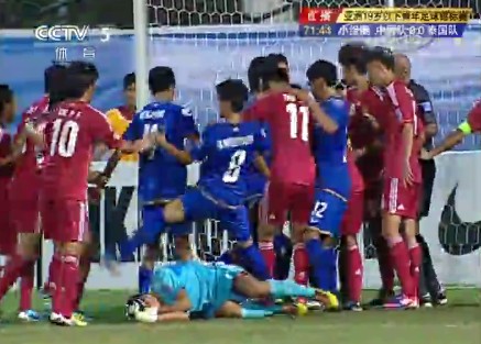 亚青赛-中国1-2负泰国 双方群殴