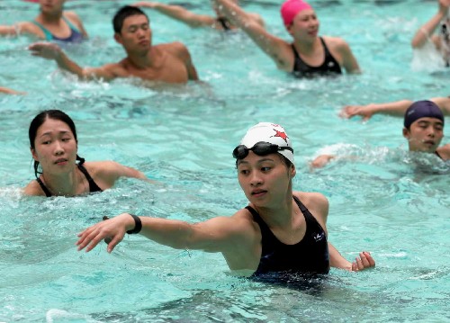 运动新选择:水中健身 熟悉水性教学