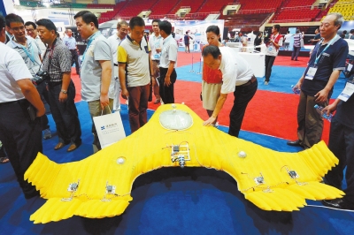 新乡造软体飞机时速100公里 不充气可装进拉杆