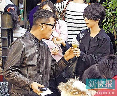 big不时抚摸女友头发,小“俩口”还戴着同