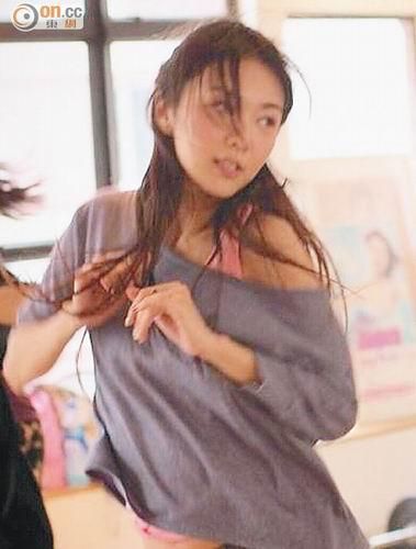 薛凯琪为个唱排舞。