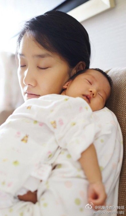 凤凰传奇主唱玲花晒女儿熟睡照画面温馨(图)
