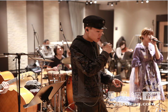 张玮助阵阿兰日本东京演唱会 同台演唱各自代