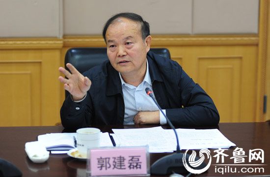 山东省教育厅副厅长郭建磊在会议上发言。